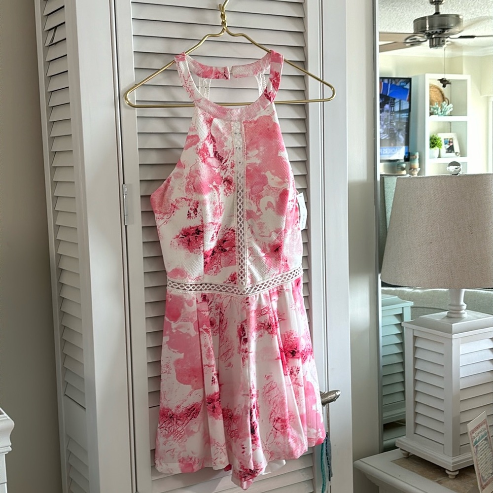 Pink and white floral romper! Never worn tag on.